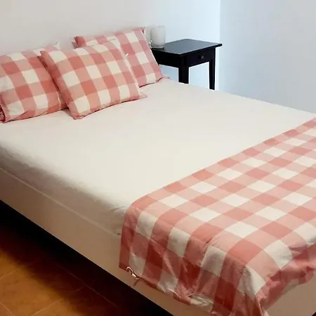 Апартаменты Comfy 2 Bedroom In With Wifi And Free Parking
